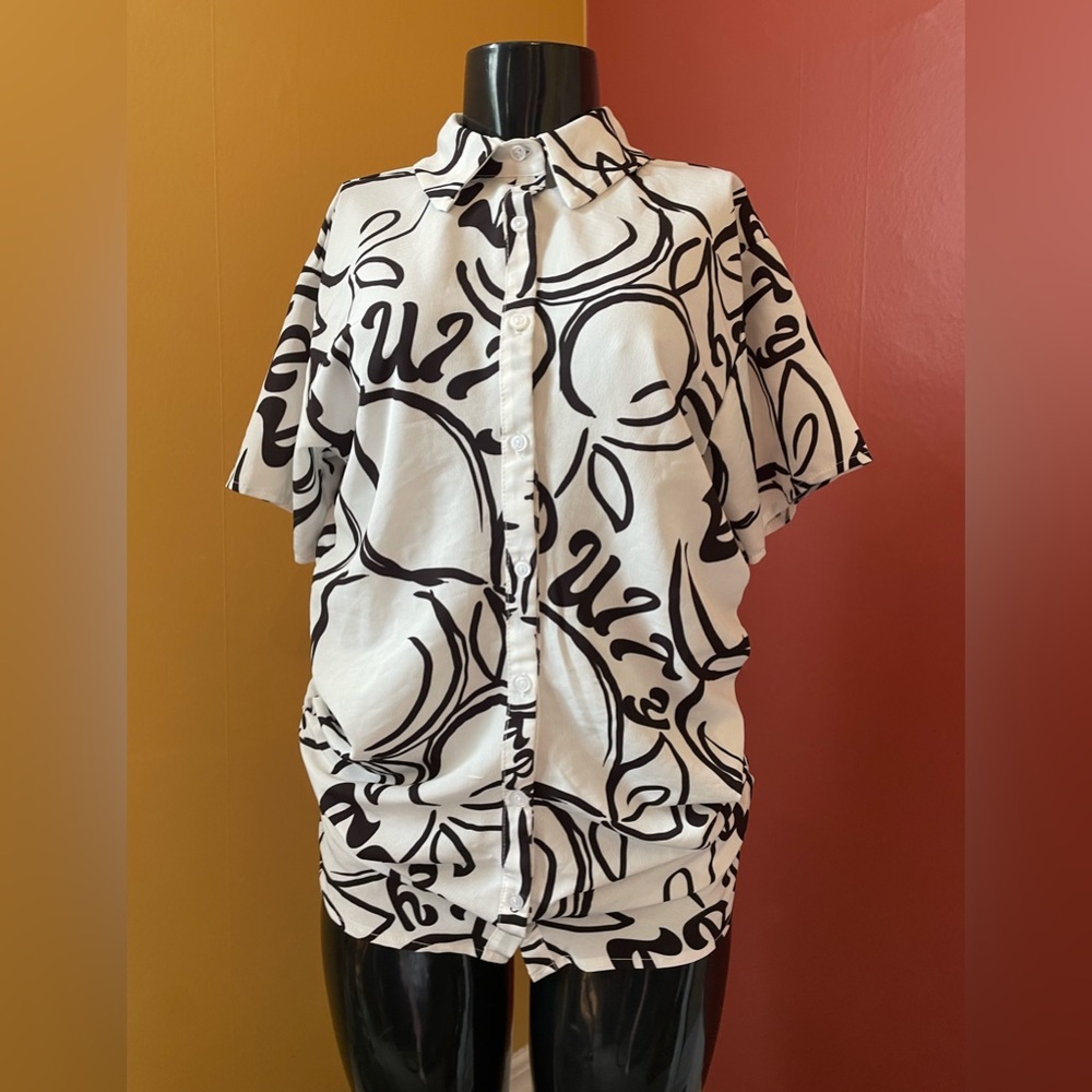 Stylish Black and White Graphic Women's Top